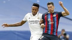 Lewandowski battles with Real Madrid's Militao in the Clásico