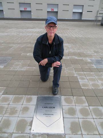 P&auml;r-ake posa junto a la placa de su padre Henry Carlsson en el Paseo de Leyendas del Wanda Metropolitano.