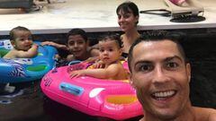 Cristiano Ronaldo con Georgina Rodr&iacute;guez y sus cuatro hijos en una piscina.