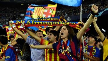 Barcelona fans cheer their team before the UEFA Champions League 1st round, group C, football match between FC Barcelona and Inter Milan at the Camp Nou stadium in Barcelona on October 12, 2022. (Photo by Pau BARRENA / AFP)