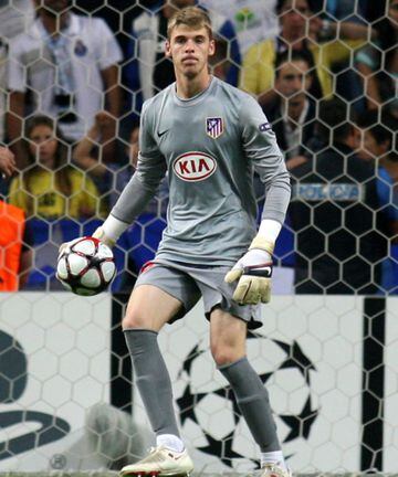 En el 2009 inició su carrera profesional con el Atlético de Madrid en un juego de Champions League ante el Porto. 