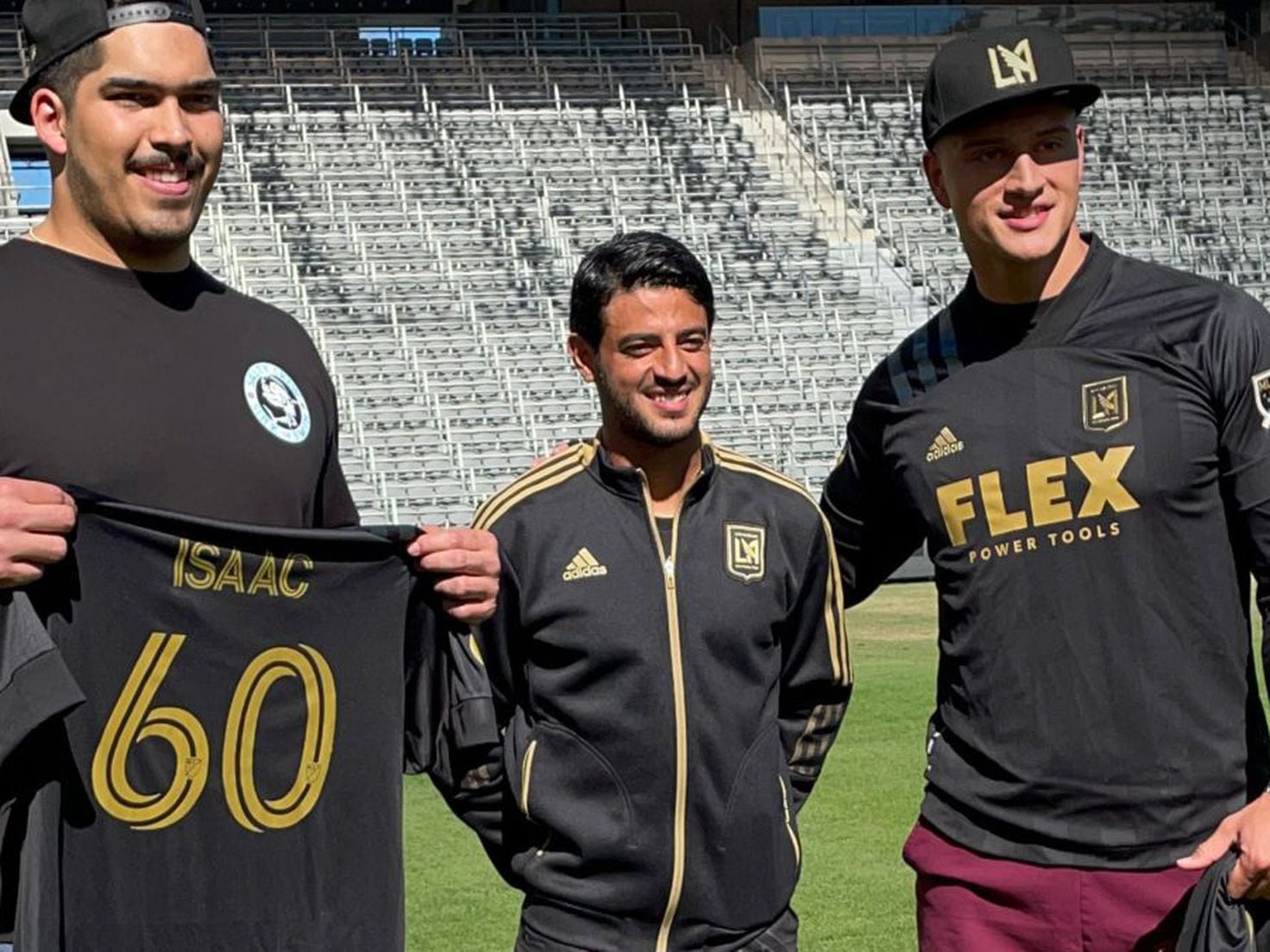 Carlos Vela regala jersey de LAFC a Isaac Alarcón y Sammis Reyes