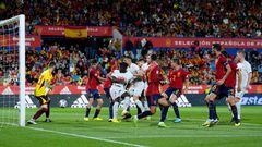 Embolo remata ante Unai Simón en el gol que dio la victoria a Suiza ante España.