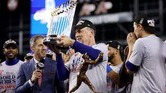 PHOENIX, ARIZONA - NOVEMBER 01: Manager Bruce Bochy of the Texas Rangers hoists the Commissioner's Trophy after the Texas Rangers beat the Arizona Diamondbacks 5-0 in Game Five to win the World Series at Chase Field on November 01, 2023 in Phoenix, Arizona.   Christian Petersen/Getty Images/AFP (Photo by Christian Petersen / GETTY IMAGES NORTH AMERICA / Getty Images via AFP)