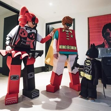 Justin Timberlake y Jessica Biel disfrazados de Lego con su hijo.