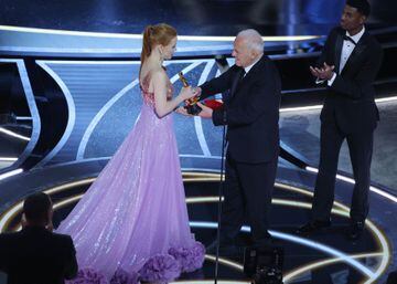 Anthony Hopkins le entrega el Oscar a mejor actriz a Jessica Chastain por su papel en Los ojos de Tammy Faye.
