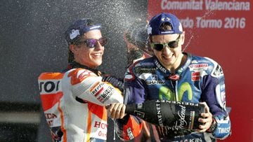 Jorge Lorenzo y Marc M&aacute;rquez en el podio de Valencia.