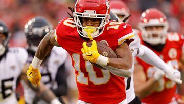 KANSAS CITY, MISSOURI - JANUARY 21: Isiah Pacheco #10 of the Kansas City Chiefs runs the ball for 39 yards against the Jacksonville Jaguars during the second quarter in the AFC Divisional Playoff game at Arrowhead Stadium on January 21, 2023 in Kansas City, Missouri.   David Eulitt/Getty Images/AFP (Photo by David Eulitt / GETTY IMAGES NORTH AMERICA / Getty Images via AFP)