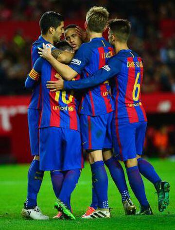 Messi celebrates with his teammates.