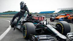 Valtteri Bottas (Mercedes W11), delante de Lewis Hamilton. Silverstone, F1 2020. 
