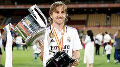 Luka Modric levanta la Copa del Rey ganada a Osasuna en Sevilla.
