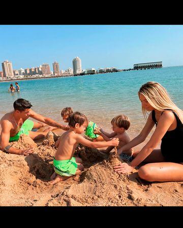 El delantero decidió pasar su día de asueto con su mujer, Alice Campello, y sus 3 hijos en la playa. La familia aprovechó para hacer castillos de arena.