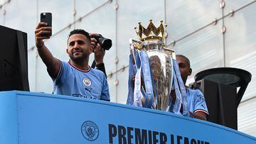 Los 'Sky Blues' celebran su sexto título de la Premier League con sus aficionados por las calles de Manchester. En la imagen, Fernandinho y Riyad Mahrez.