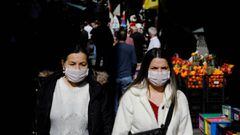 FILE PHOTO: People wear protective face masks due to coronavirus concerns in Istanbul, Turkey March 13, 2020. REUTERS/Umit Bektas/File Photo