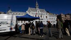 Valparaiso, 23 de marzo de 2022.Personas esperan en la plaza sotomayor a la espera del proceso de vacunacion y toma de muestras pcr contra el covid-19.Raul Zamora/Aton Chile