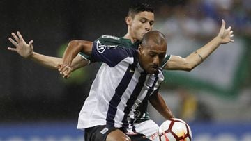 Luis Alberto Ramirez Lucay of Peru&#039;s Alianza Lima, front, fights for the ball with Diogo Barbosa of Brazil&#039;s Palmeiras, during a Copa Libertadores soccer match in Sao Paulo, Brazil, Tuesday, April 3, 2018. (AP Photo/Andre Penner)