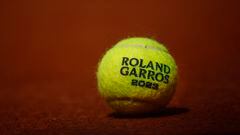 Paris (France), 22/05/2023.- A set-up picture shows the official 2023 Roland Garros tennis ball ahead of the French Open tennis tournament at Roland ?Garros in Paris, France, 22 May 2023. (Tenis, Abierto, Francia) EFE/EPA/YOAN VALAT
