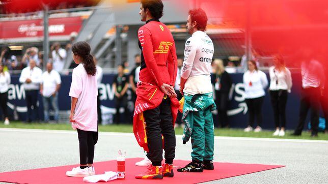 Lo que pasó entre Alonso y Sainz durante el himno les emocionará
