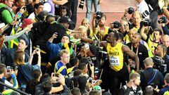Usain Bolt es aclamado por los aficionados tras la final de los 100 metros.
