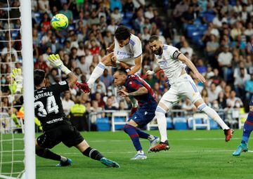 Benzema (right) scores the goal that saw him draw level with Raúl.
