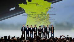 Christopher Froome, Egan Bernal, Steven Kruijswijk, Thibaut Pinot, Caleb Ewan, Julian Alaphilippe, Warren Barguil y Romain Bardet posan delante del mapa con el recorrido del Tour de Francia 2020.