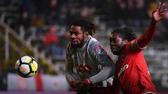 Jugadores del Standard Lieja y Antwerp disputan un bal&oacute;n