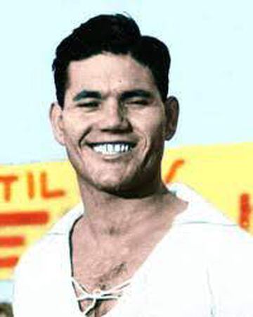 Jugador de la década de los treinta. Del 31 al 36 vistió la camiseta blanca y en la 39/40, tras pasar por el Valencia, fichó por el Barcelona.