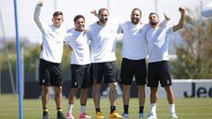 Dybala, Dani Alves, Chiellini, Higua&iacute;n y Rinc&oacute;n, sonr&iacute;en en el &uacute;tlimo entrenamiento de la Juventus. S&oacute;lo falta Khedira.