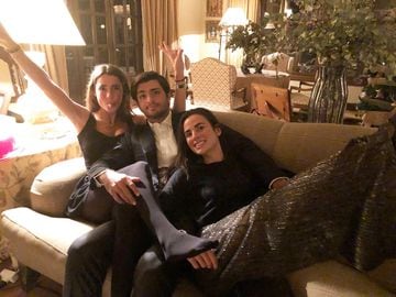 Carlos Sainz Jr and his sisters.