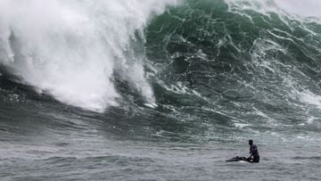 Un Jet Ski de rescate se mira c&oacute;mo rompe la ola de La Vaca durante la competici&oacute;n de surf La Vaca Gigante, el 23 de marzo del 2023 en Santander, Cantabria, Espa&ntilde;a. 