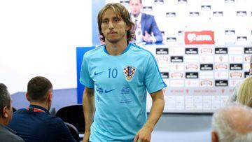 Modric abandona la sala de prensa con los colores de Croacia.