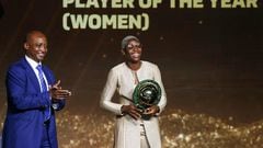Oshoala con el premio a mejor jugadora del año en África.