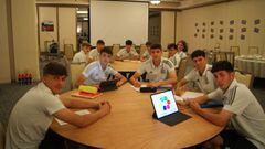 Los jugadores de la Selecci&oacute;n Sub-17 en la sala de estudios.