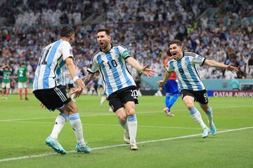 Lionel Messi festeja su gol en contra de México.