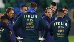 Roberto Mancini, ayer en el entrenamiento de Italia en Belfast junto a sus jugadores. 