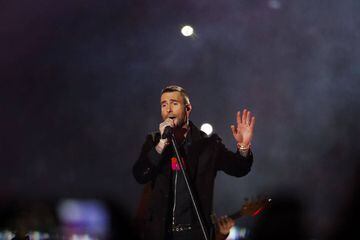 Con fuegos artificiales, Maroon 5 comenzó cantando Harder to Breathe, posteriormente el público se unió a Adam Levine en la canción.
