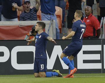 HOUSTON, TEXAS - MARCH 26: Christian Pulisic #10 of the USA celebrates with Paul Arriola #7 after scoring during the first half against Chile at BBVA Compass Stadium on March 26, 2019 in Houston, Texas.   Bob Levey/Getty Images/AFP
== FOR NEWSPAPERS, INTERNET, TELCOS & TELEVISION USE ONLY ==