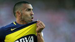 Carlos T&eacute;vez celebra un gol con Boca Juniors.