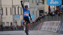 Pogacar celebra su segundo triunfo de etapa en la Tirreno-Adri&aacute;tico 2022.
