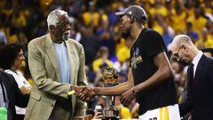 Bill Russell le entrega el trofeo de MVP de las Finales 2017 a Kevin Durant.