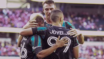 Jugadores del LA Galaxy se abrazan para festejar el primer gol contra Chivas.