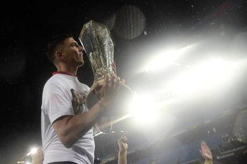 José Antonio Reyes holds the Europa League trophy after Sevilla beat Liverpool in the 2016 final.