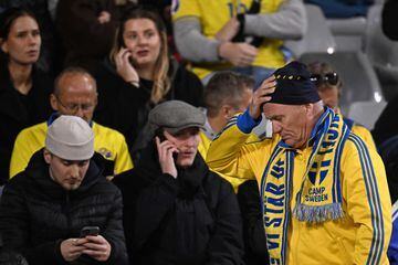 Aficionados suecos presentes en el Estadio Rey Balduíno esperan acontecimientos en el descanso.