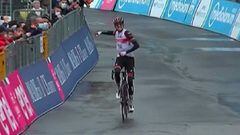 Dombrowski celebra su triunfo de etapa en el Giro.