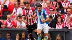 BILBAO, SPAIN - SEPTEMBER 04: Oscar Gil of Espanyol is put under pressure by Alex Berenguer of Athletic Club during the LaLiga Santander match between Athletic Club and RCD Espanyol at San Mames Stadium on September 04, 2022 in Bilbao, Spain. (Photo by Juan Manuel Serrano Arce/Getty Images)
