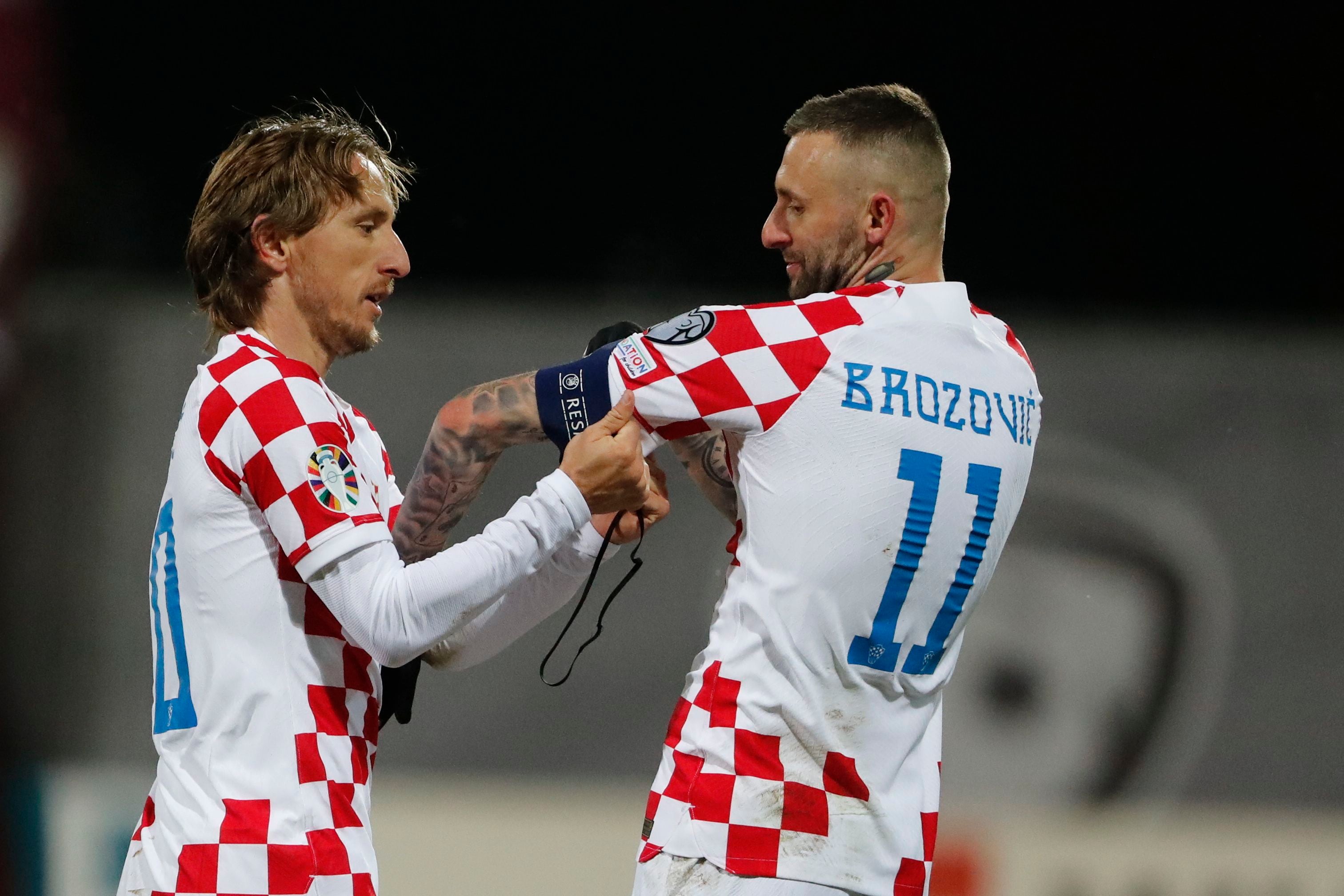 Riga (Latvia), 18/11/2023.- Luka Modric (L) of Croatia gives the captain's armband to Marcelo Brozovic during the UEFA EURO 2024 Group D qualification match between Latvia and Croatia in Riga, Latvia, 18 November 2023. (Croacia, Letonia) EFE/EPA/TOMS KALNINS
