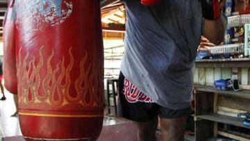El ex campeón mundial peso completo Riddick Bowe, de 45 años, se prepará para luchar por su primera Muay Thai (boxeo tailandés), contra Levgen Golovin de origen Ruso en la playa de la ciudad oriental de Pattaya el 14 de junio de 2013
