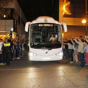 LA AFICIÓN CLAMÓ AYER AL MADRID. Unos 250 aficionados jalearon al Madrid a su llegada al Bernabéu. El cuerpo técnico y los 19 convocados recibieron el apoyo del madridismo antes de dirigirse a Valdebebas para quedar concentrados.