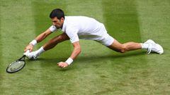 Novak Djokovic intenta devolver una bola durante su partido ante Kevin Anderson en Wimbledon 2021.