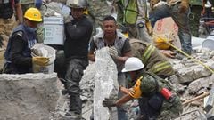Voluntarios ayudando a rescatar gente tras el temblor de M&eacute;xico.